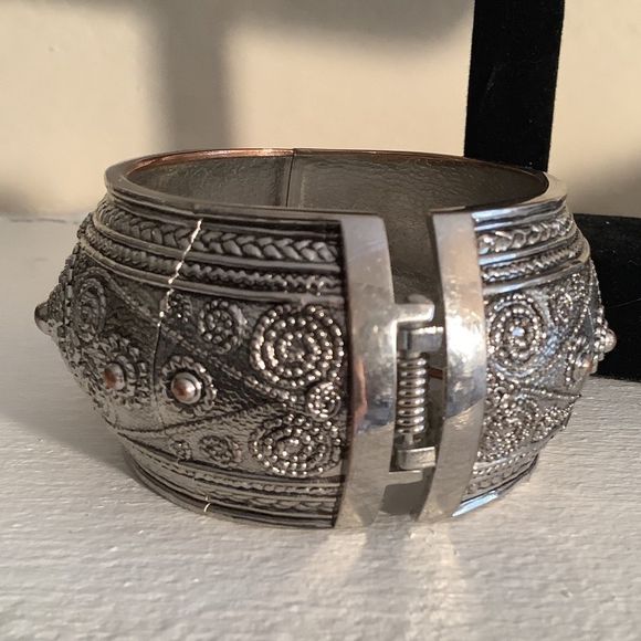 Vintage Large Silver Textured Bangle Brace… - Picture 2 of 8